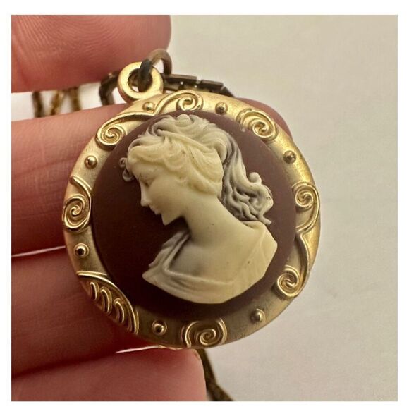 Gold tone cameo necklace - Picture 10 of 11